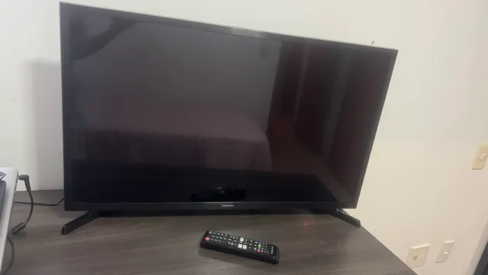 Smart TV Samsung 32" Impecável - Completa com Controle e Pés Originais