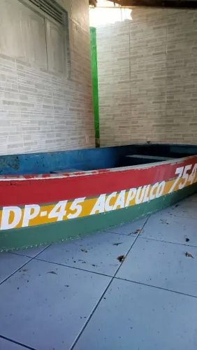 Vendo canoa de alumínio excelente e com capacidade para cinco pessoas e