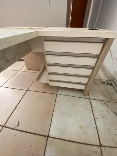 Mesa escritório em L com gaveteiro