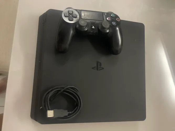 Vende-se PS4 com 11 jogos