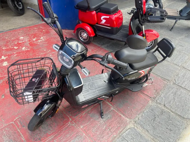 Moto elétrica bonmad 500w em estado de zero menos de 50 km