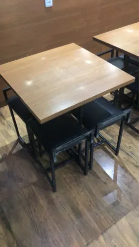 Jogo de mesa com cadeiras 
