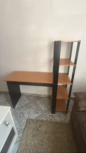 Escrivaninha com estante