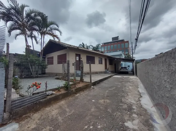 Terreno de 621.8m² no bairro Trindade