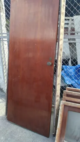 Porta com os batentes semi maciça - Excelente estado! 