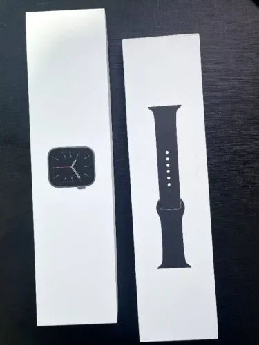 Apple Watch Series 6 de 44 mm, acompanhado da caixa original e dos itens
