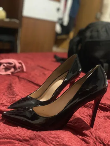 SALTO SCARPIN - PRETO VERNIZ, SOLA VERMELHA, TAMANHO 39 - USADO