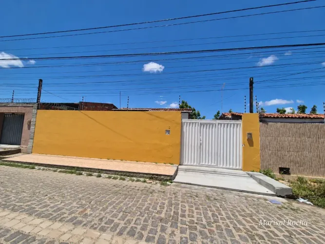 Casa para Alugar no Conjunto Vida Nova | 2 Quartos, Terraço Amplo e Portão Eletrônico |