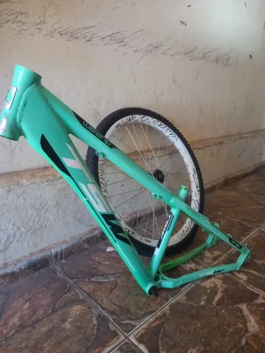 Vendo quadro de bicicleta tsw, e par de rodas vzan vmaxx brancos!