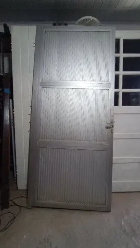 Porta de alumínio 92cm x 2.07 VENDE-SE
