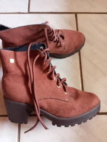 Vendo essa bota feminina número 37