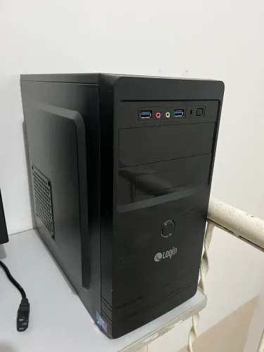 Computador e monitor login 