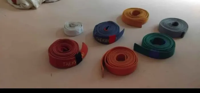 PEÇAS DE PROTEÇÃO TAEKWONDO E FAIXAS