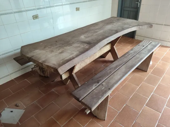 Mesa ,estante e cama em madeira maciça