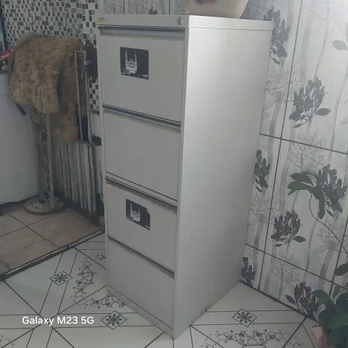 ARMARIO DE AÇO COM QUATRO GAVETAS
