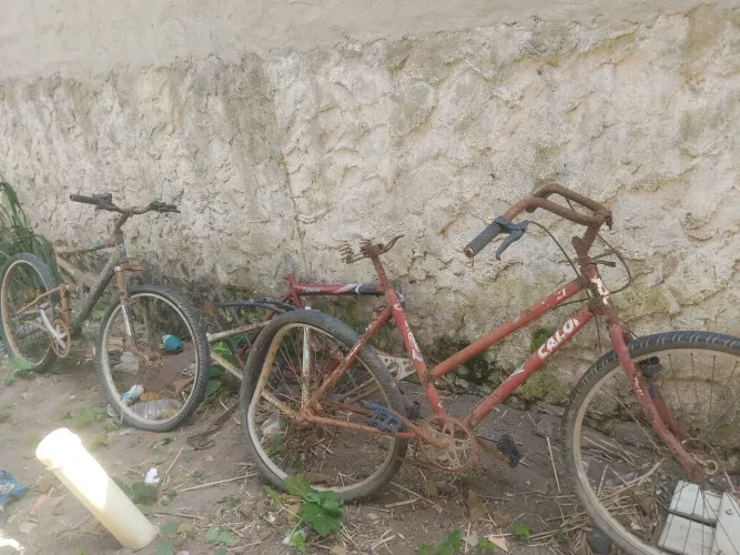2 Bicicletas + 3 quadros - PRECISAM DE REFORMA - NÃO ESTÃO ANDANDO