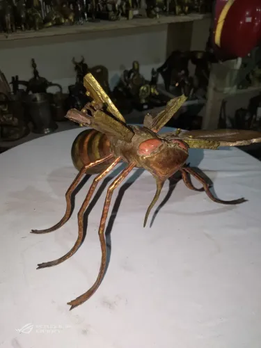 Mariposa feita de bronze e de cobre para restauração porém faltando três asas
