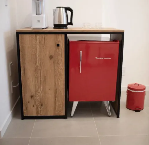 Móvel aparador de mdf e aço para espaço de café e cozinha estilo industrial
