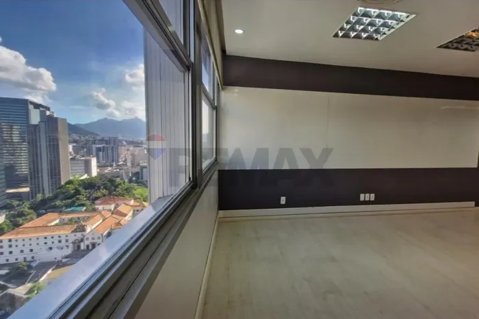 Sala comercial ampla no Edifício De Paoli - 119 m2 e vista incrivel.