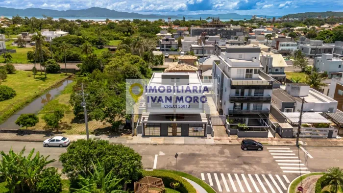 Casa de Condomínio á venda em Cachoeira do Bom Jesus - Florianópolis
