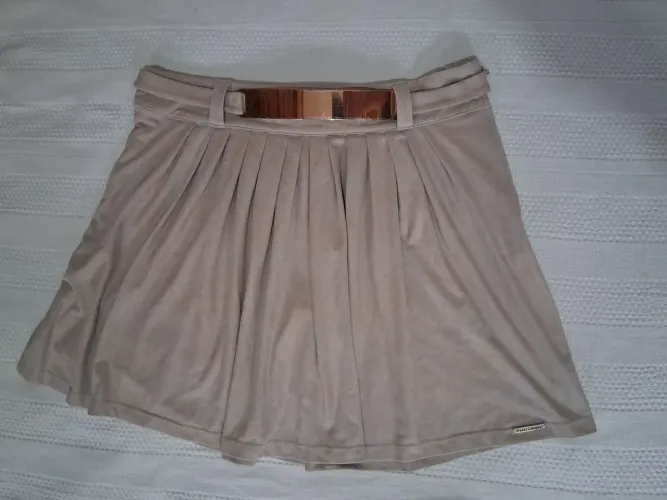 Saia plissada bege suede Flor Linda