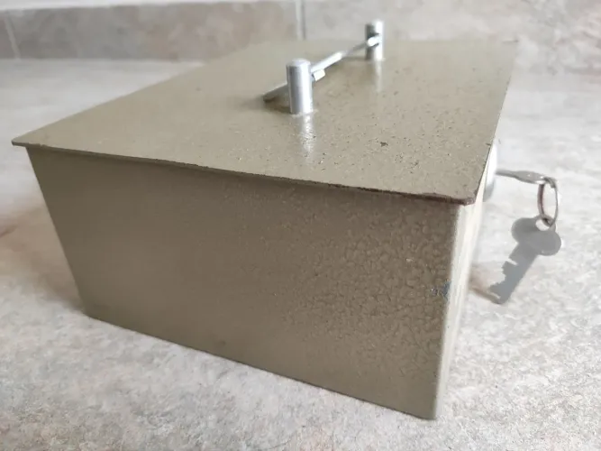 Cofre de Metal Reforçado