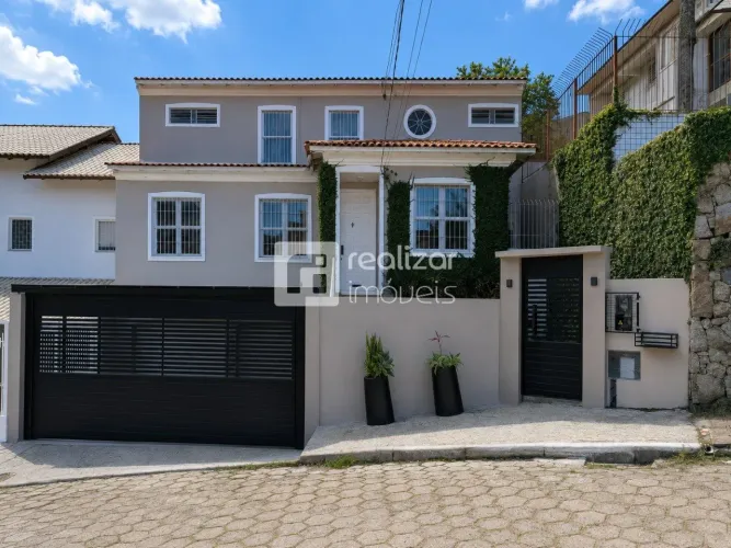 Casa com 6 dormitórios no Agronômica