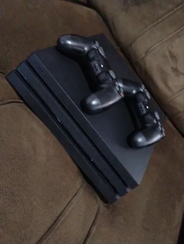 Playstation 4 Pro seminovo em ótimo estado.