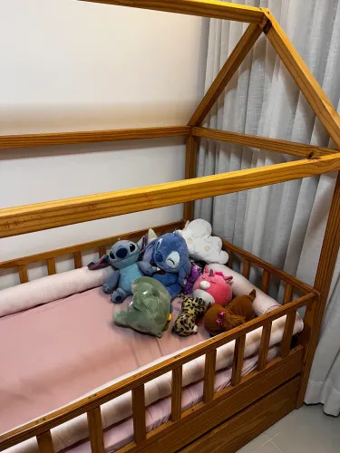 Cama casa em madeira maciça 