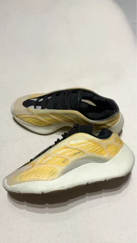 Tênis Adidas 700 V3