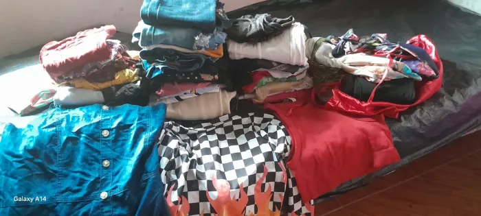 Roupas pra brecho são muitas peças