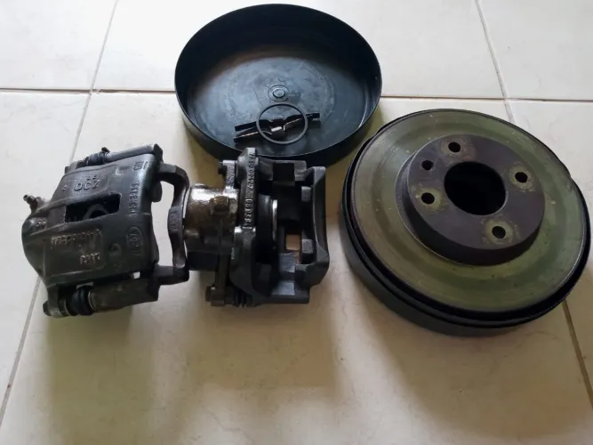 Par de pinças e discos de freio do Kadett<br>$200,00