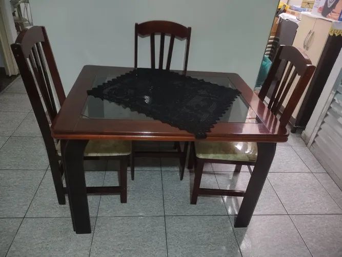 Mesa com 04 cadeiras