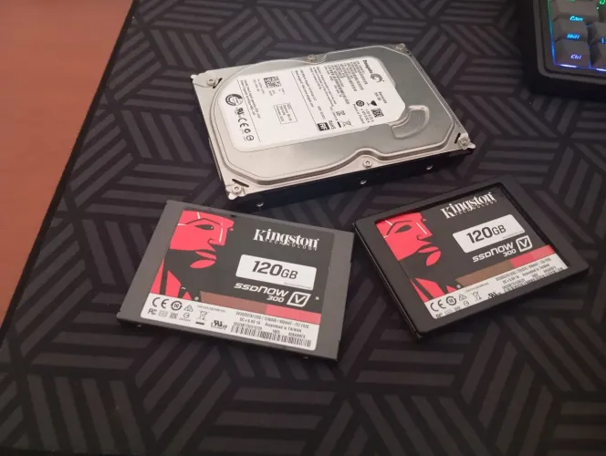VENDO 1 HD DE 500 GB  E DOIS SSDS  AMBOS DE 120 GB 