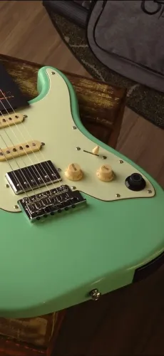 Guitarra Mooer GTRS S-801 Surf Green Rosewood Neck com Footswitch