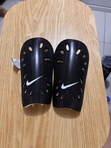 Caneleira Nike Charge Futebol Original - Tamanho M