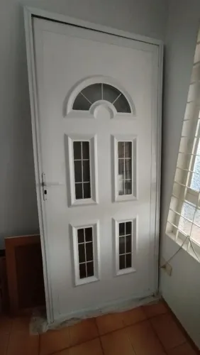 Porta de PVC Branca 2,10 x 90 cm com Portal de Alumínio - Nova