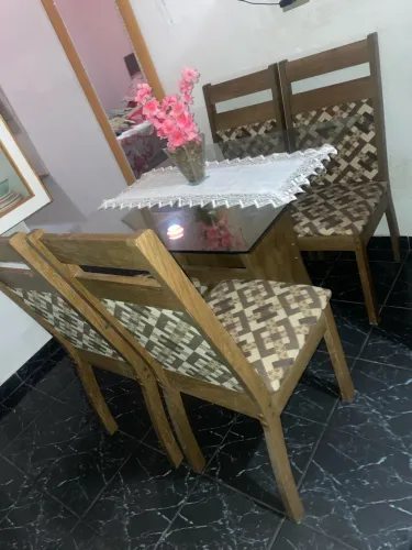 Mesa com 4 cadeiras