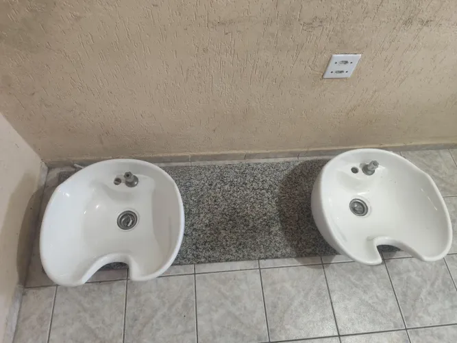 Vendo lavatório de mármore com duas Cubas de louça e cadeira giratória para barbearia.