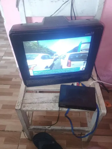 Vendo a televisão com conversor digital tudo completo