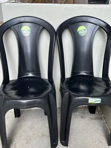 Par de Cadeiras Plásticas Bistrô Duo Plastic 182kg - Pretas - Impecáveis