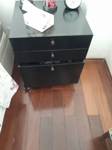 Mesinha de cabeceira em MDF preto