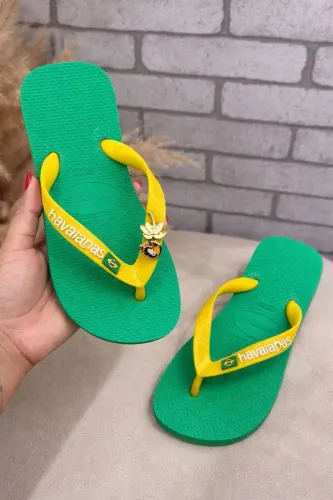  modelo temático nas cores verde e amarelo com detalhes da bandeira do Brasil
