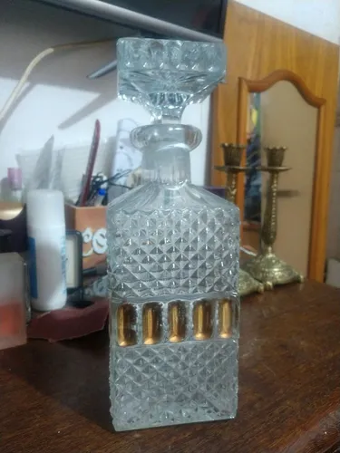 Licoreira com detalhe trincas no gargalho bicado na tampa  