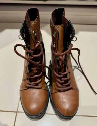 Botas de cano curto marrom