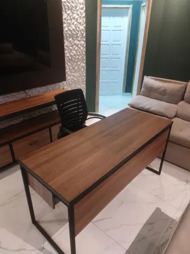 Mesa de Escritório reta com Estrutura de metal