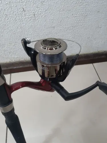 Conjunto de Vara de Pescar e Carretilha Novo
