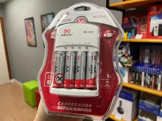 Carregador + 4 Pilhas Recarregáveis