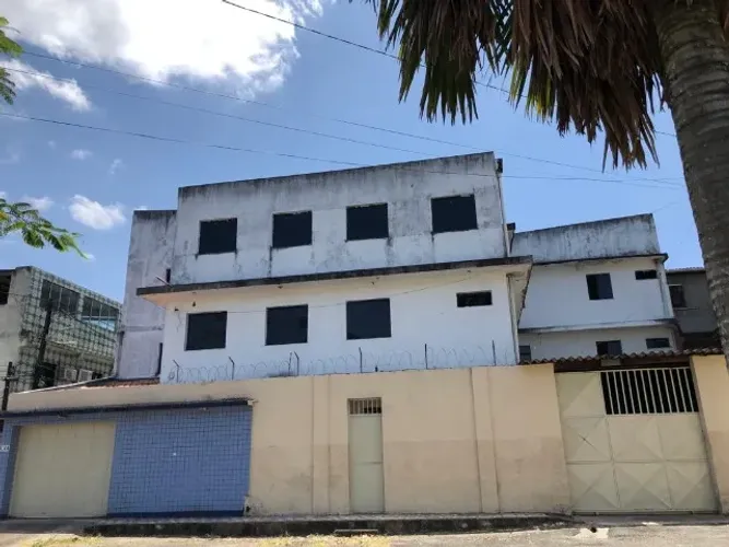 Oportunidade. Vendo Troco prédio com 11 Aptos, 8 Vagas. Troco por Galpão, Terreno ou Casa