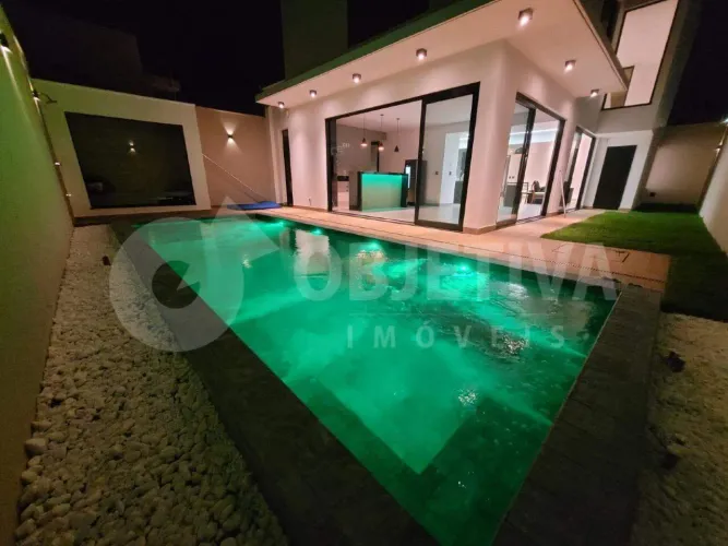 Lindíssima casa estilo sobrado no Bairro planejado Praça Alto Umuarama em Uberlândia